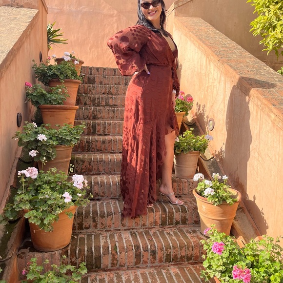 ASOS DESIGN Tall brown satin jacquard warped dot wrap maxi dress with tie waist - Picture 14 of 15